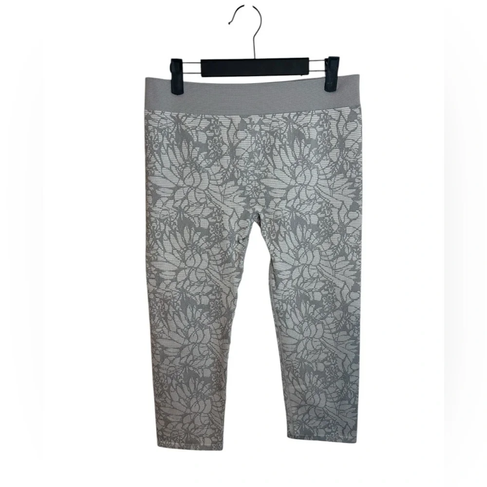 Fabletics Sebastian Seamless Cropped Gray Floral Leggings